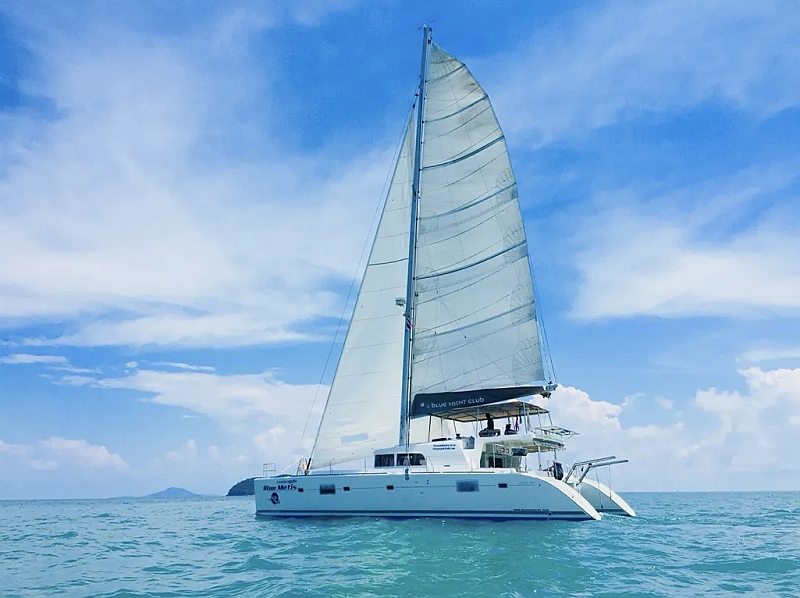 Lagoon 500 Blue Metis catamaran with panoramic cabins for day trips in Thailand