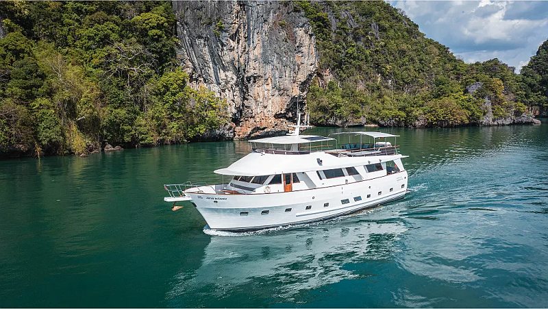 King Yacht 70ft classic motor yacht with spacious salon in Thailand