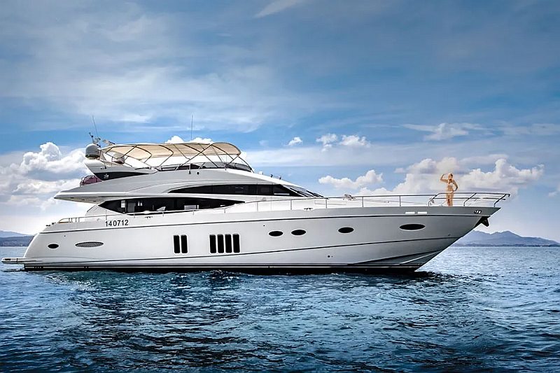 Princess 78 flybridge motor yacht with expansive wet bar and sun deck in Thailand
