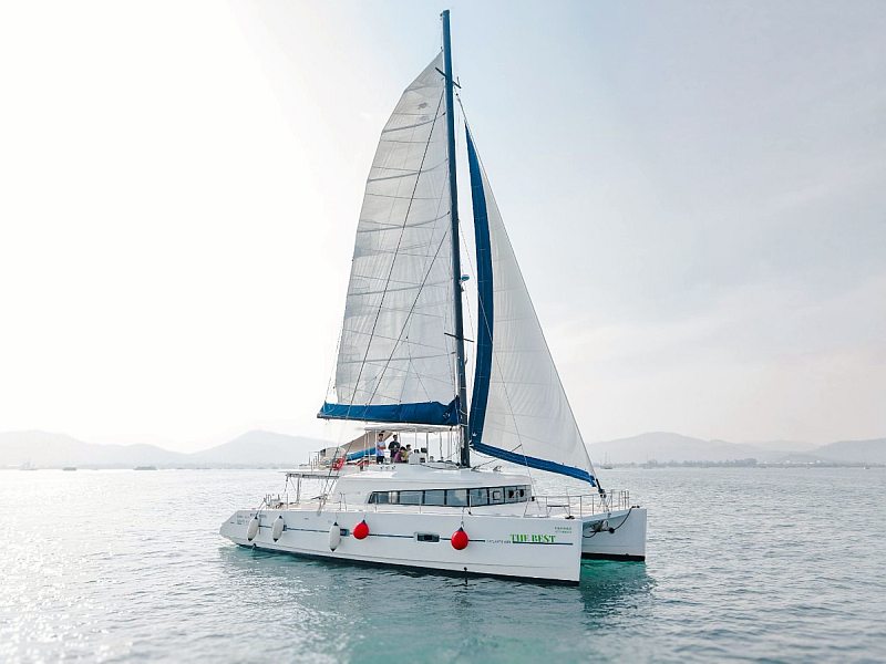 Catlente 600 luxury 60ft catamaran with air conditioning for private charters in Phuket