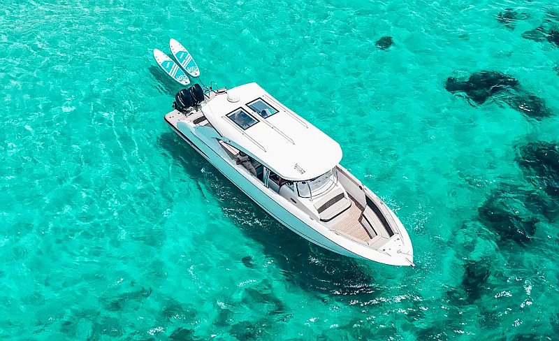42ft Sport Cruiser speedboat with 600 HP for private charter in Thailand